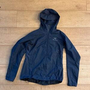 Arc'teryx Women's Navy Tenquille Softshell Hoodie Jacket. Size L